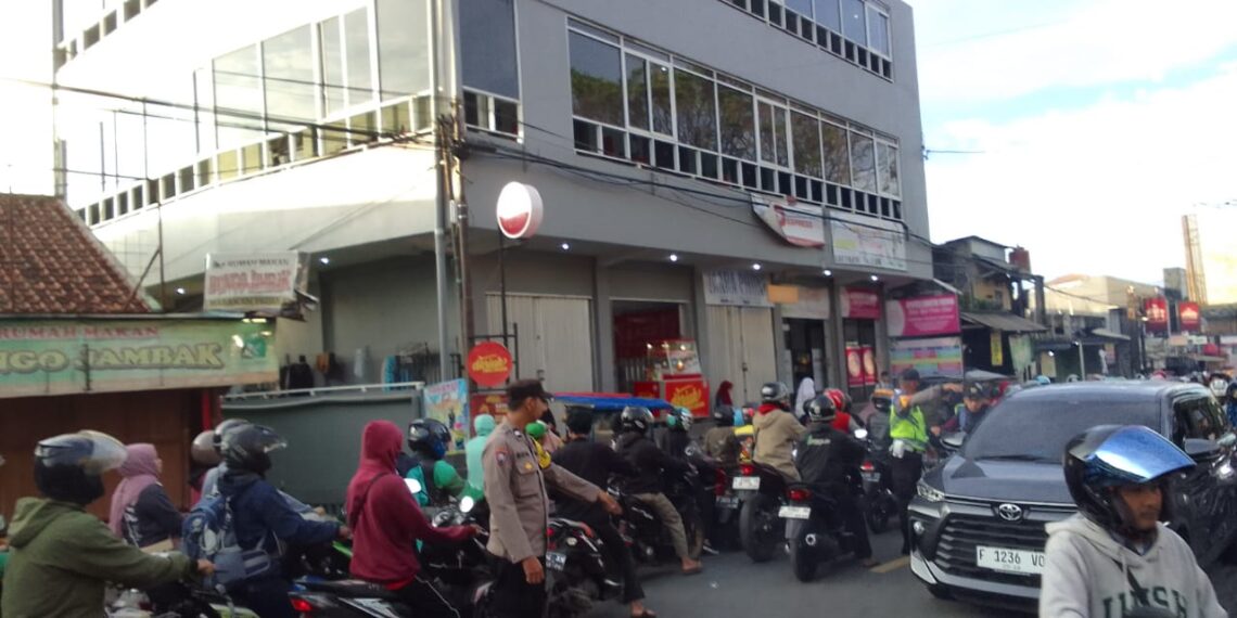 Antisipasi Kemacetan Pagi, Personil Polsek Sukalarang Melaksanakan Gatur Lalin Saat Jam Masuk Karyawan