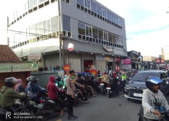 Antisipasi Kemacetan Pagi, Personil Polsek Sukalarang Melaksanakan Gatur Lalin Saat Jam Masuk Karyawan
