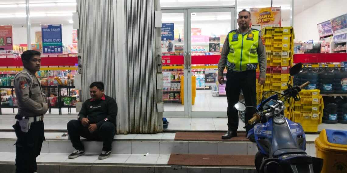 Polsek Sukalarang Patroli Toko Minimarket dan Dialogis dengan Masyarakat