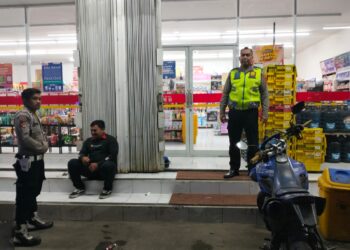Polsek Sukalarang Patroli Toko Minimarket dan Dialogis dengan Masyarakat
