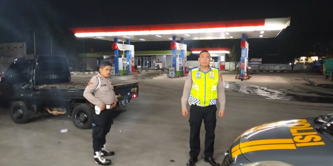 Polisi Polsek Sukalarang Giat Patroli Dialogis Antisipasi Gangguan Kamtibmas Di SPBU