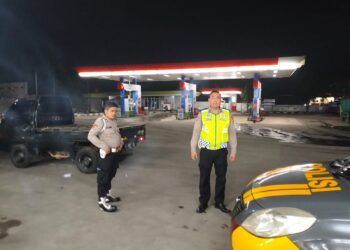 Polisi Polsek Sukalarang Giat Patroli Dialogis Antisipasi Gangguan Kamtibmas Di SPBU