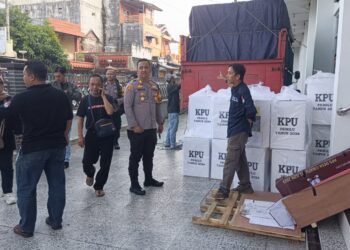 Polsek Cisaat lakukan Pengawalan distribusi logistik pemilu ke PPS
