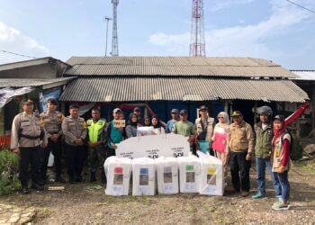 Personil Polsek Sukalarang Kawal Pergeseran Kotak Suara  dari PPS ke KPPS