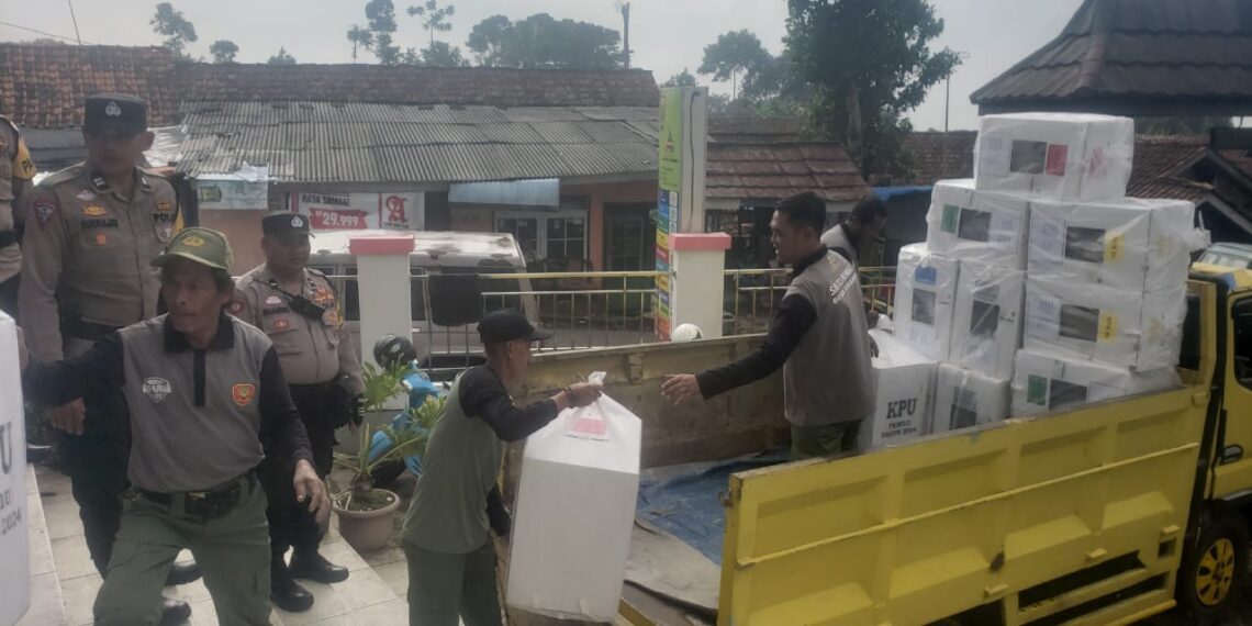 Polsek Sukaraja Lakukan Pengamanan dan Pengawalan Logistik Pemilu 2024