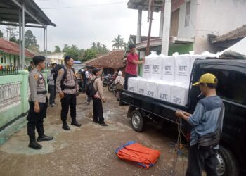Anggota Polsek Kebon Pedes Pengawalan Distribusi Kotak Suara dari PPK ke PPS menjelang Pemilu 2024