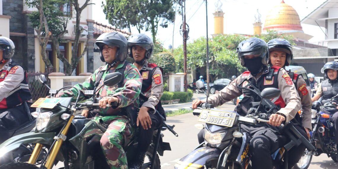 Jelang Pemungutan Suara, Puluhan Polri dan TNI di Sukabumi Pantau TPS