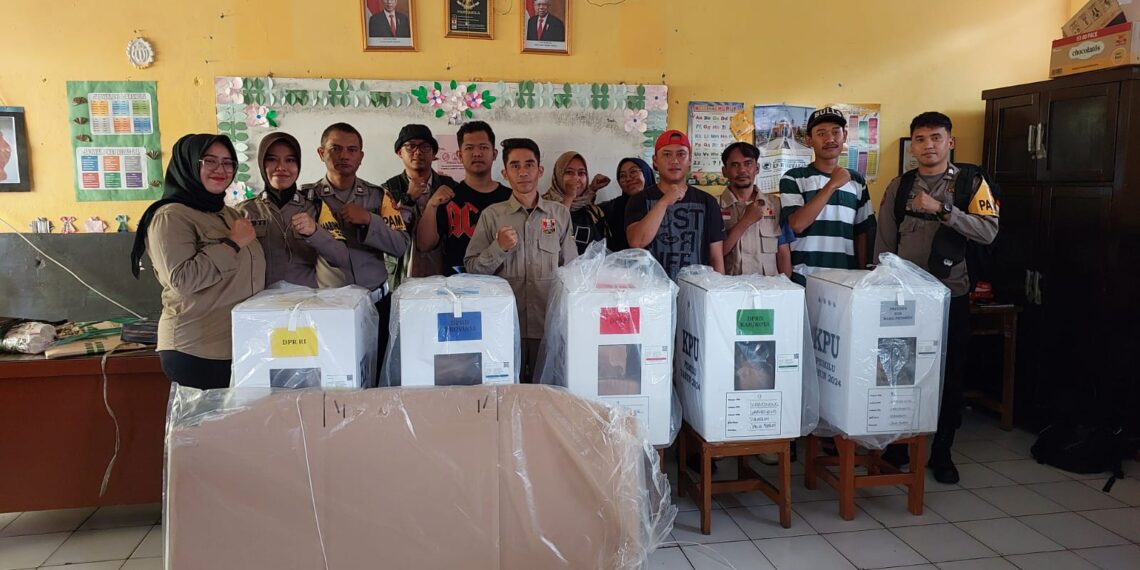 Personil Polsek Warudoyong Kawal Pergeseran Kotak Suara  dari PPK ke KPPS sekecamaan Warudoyong