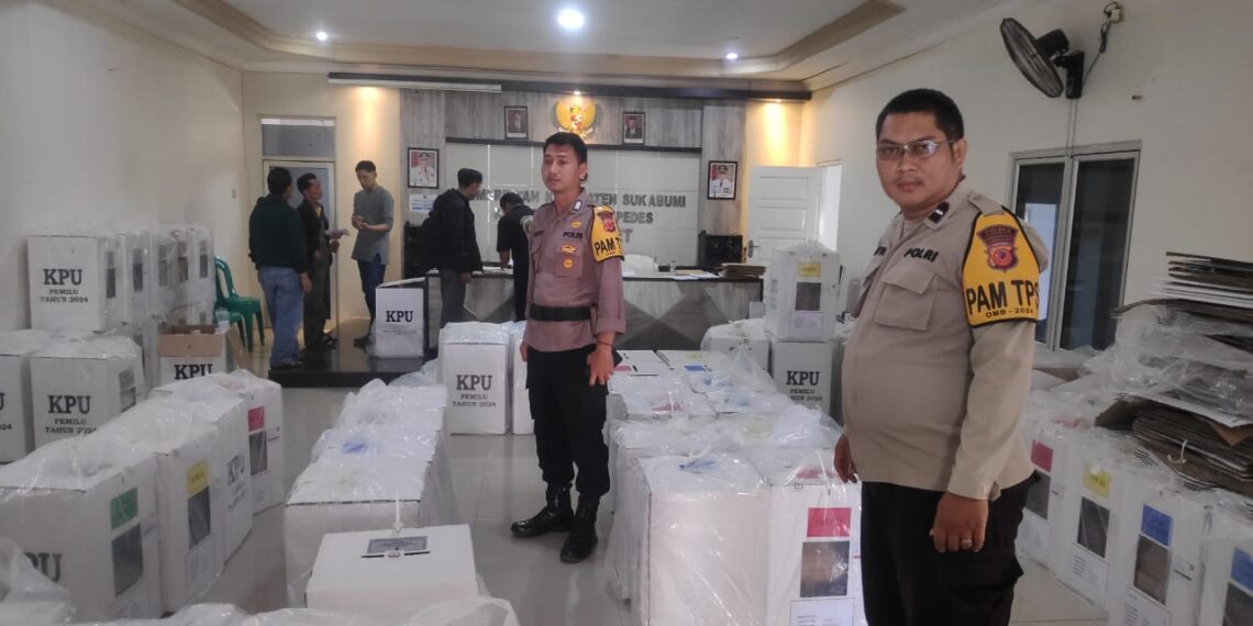Perhitungan Surat Suara Selesai, Personil Polsek Kebon Pedes Kembali Mengawal Surat Suara dari TPS ke PPS Desa Cikaret