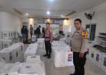 Perhitungan Surat Suara Selesai, Personil Polsek Kebon Pedes Kembali Mengawal Surat Suara dari TPS ke PPS Desa Cikaret