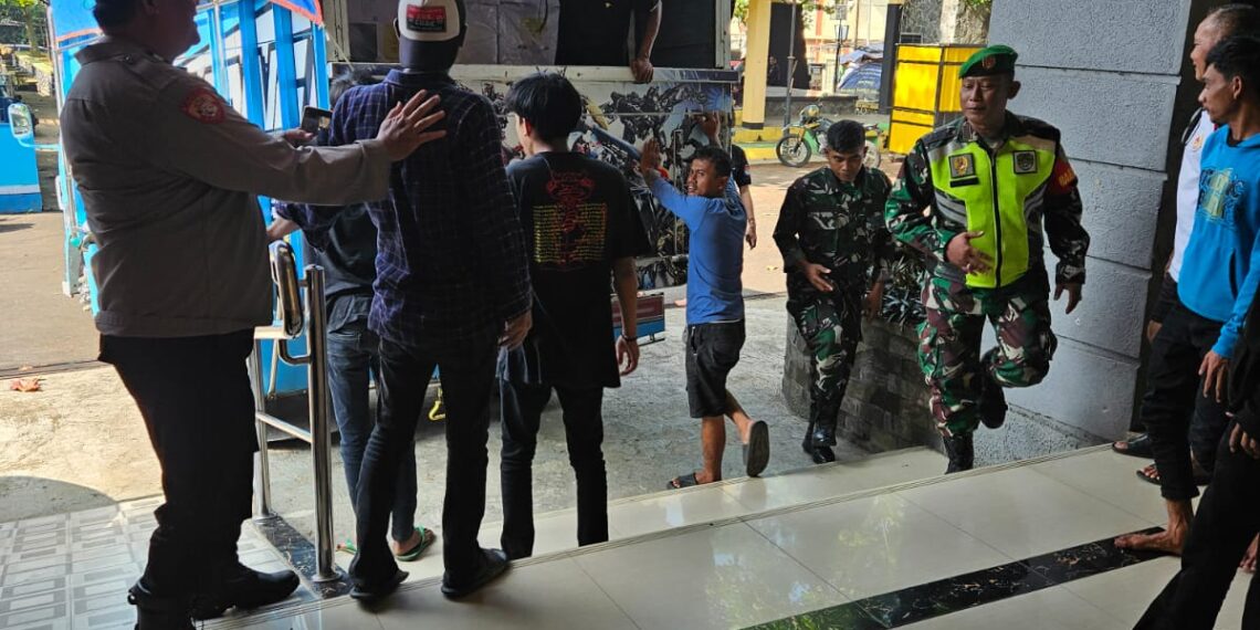 Anggota TPS Polsek Cisaat  kawal kotak suara hasil Pemilu 2024 ke kantor PPK