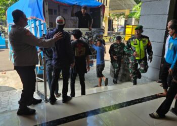 Anggota TPS Polsek Cisaat  kawal kotak suara hasil Pemilu 2024 ke kantor PPK