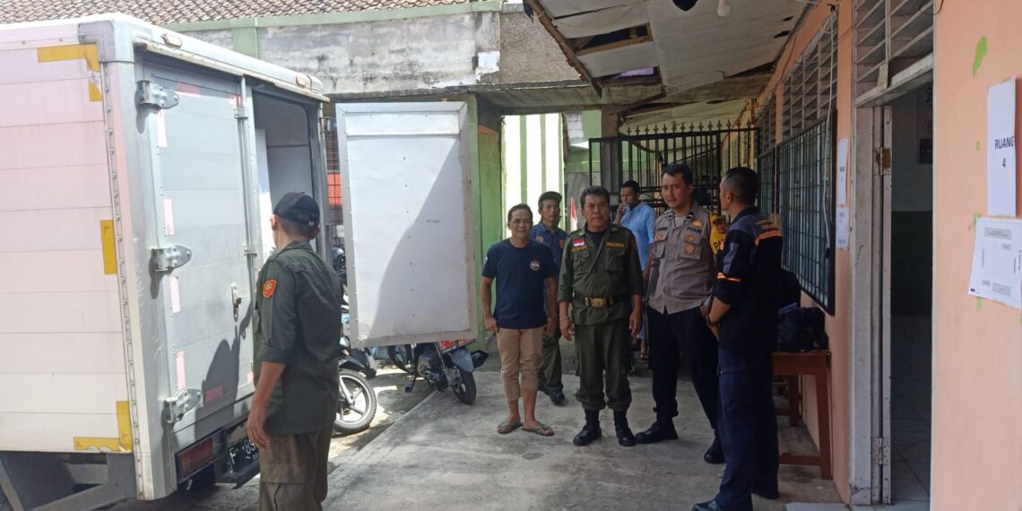 Polsek Cikole Kawal Kotak Suara Dari PPS Ke Gudang Logistik PPK