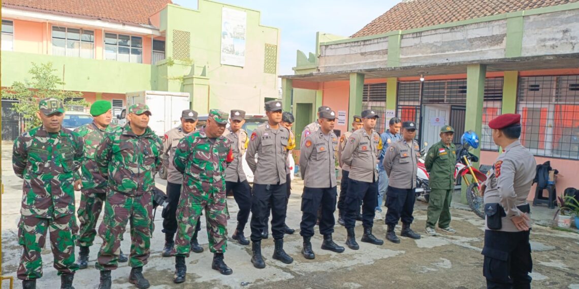 Polsek Cikole Laksanakan Apel pengamanan Di Gudang Logistik PPK Kecamatan Cikole