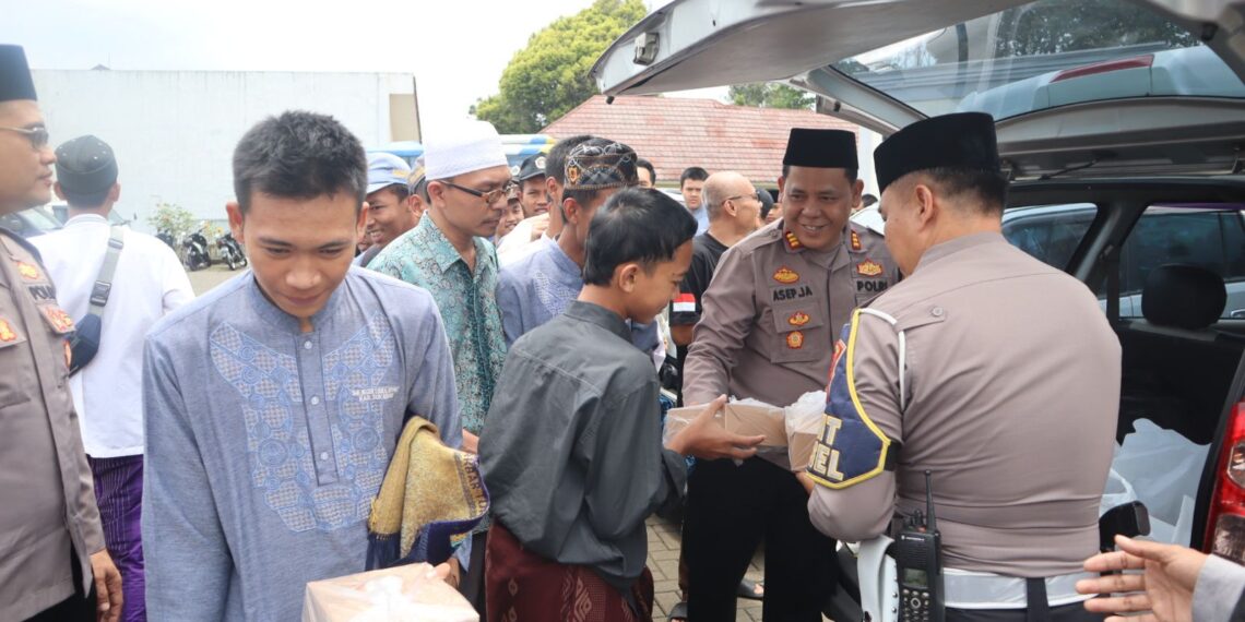 Jum’at Berkah di Perbatasan, Polisi Bagikan Ratusan Nasi Kotak