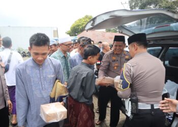Jum’at Berkah di Perbatasan, Polisi Bagikan Ratusan Nasi Kotak