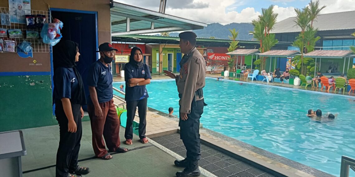 Patroli Ke Tempat pemandian Wisata Kolam Renang Sport Garden Anggota Polsek Lembursitu Berikan Himbauan Kepada Pengunjung Dan Juga Pengelola