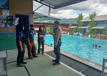 Patroli Ke Tempat pemandian Wisata Kolam Renang Sport Garden Anggota Polsek Lembursitu Berikan Himbauan Kepada Pengunjung Dan Juga Pengelola