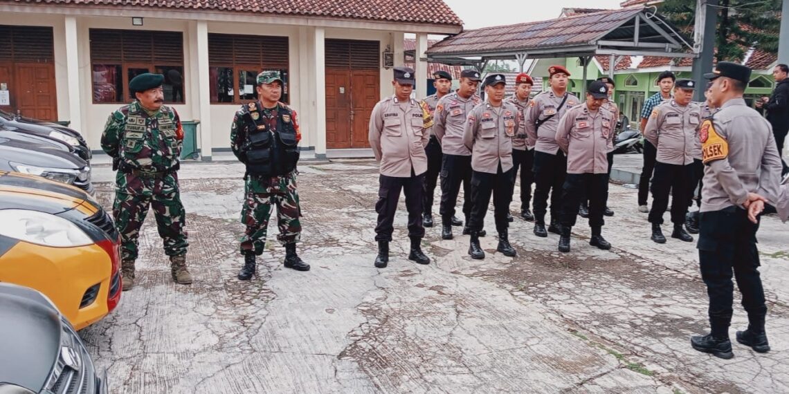 Apel Serah Terima Piket Pengamanan di Sekretariat GOR UNLIP Gudang Logistik Pemilu PPK Citamiang Kota Sukabumi