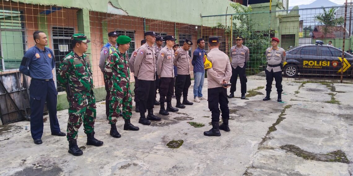 Kapolsek Cikole Pimpin Pengamanan Rapat Pleno Di PPK Kecamatan Cikole