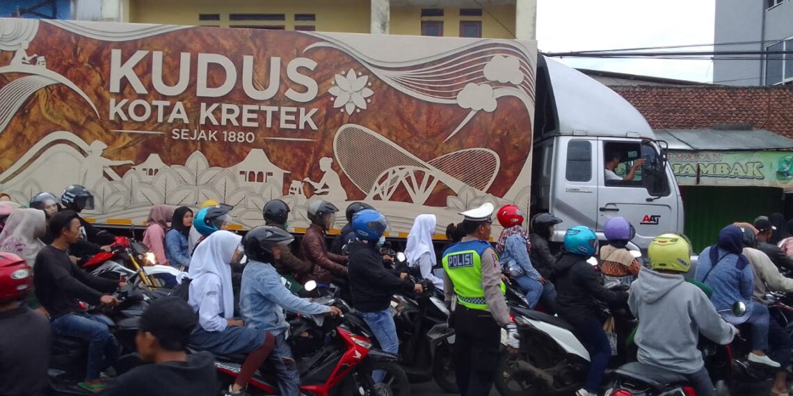 Antisipasi Kemacetan Pagi , Unit Lantas Polsek Sukalarang Melaksanakan Gatur Lalin Saat Jam Masuk Karyawan