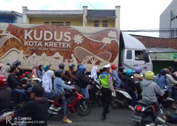 Antisipasi Kemacetan Pagi , Unit Lantas Polsek Sukalarang Melaksanakan Gatur Lalin Saat Jam Masuk Karyawan