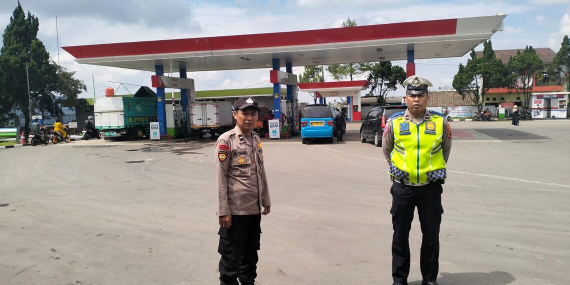 Polisi Polsek Sukalarang Giat Patroli Dialogis Antisipasi Gangguan Kamtibmas Di Pom mini