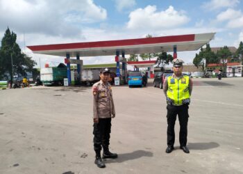Polisi Polsek Sukalarang Giat Patroli Dialogis Antisipasi Gangguan Kamtibmas Di Pom mini