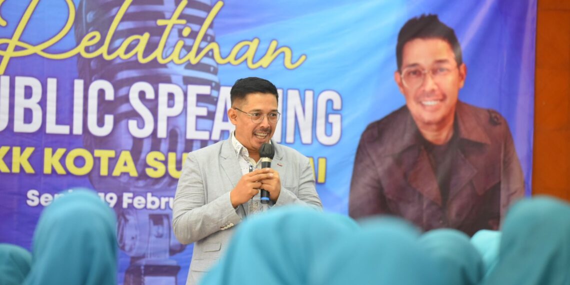 Tingkatkan Kompetensi, Kader PKK di Sukabumi Dilatih Public Speaking