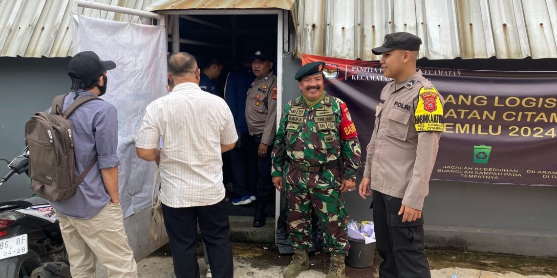 Sinergitas TNI-POLRI Bhabinkamtibmas dan Babinsa Laksanakan Pengamanan Gudang Logistik PPK Kecamatan Citamiang Kota Sukabumi