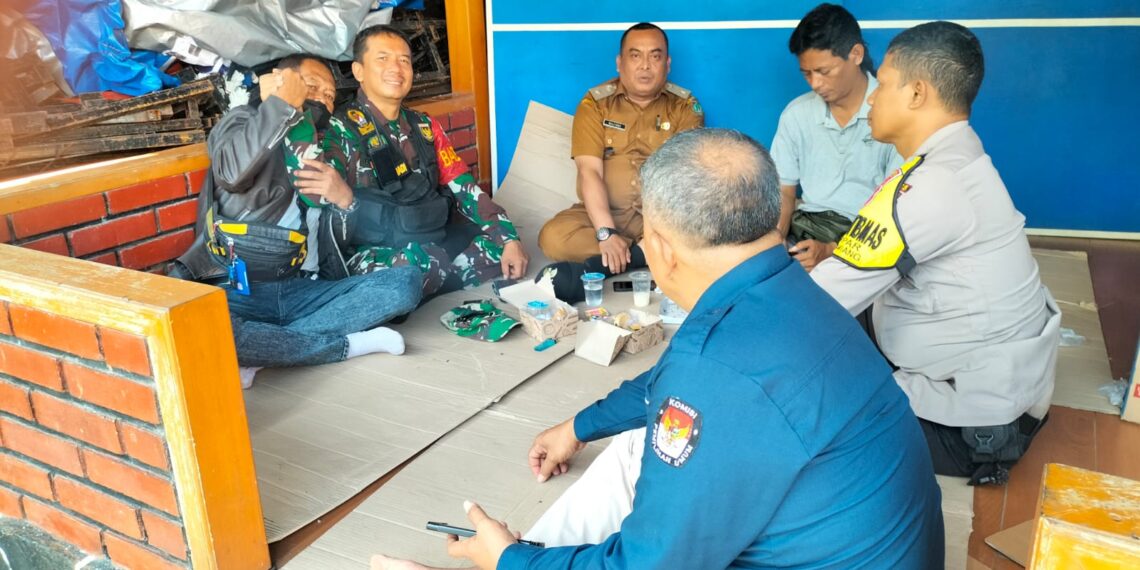 Sinirgitas TNI-POLRI Bhabinkamtibmas Bersama Babinsa Kelurahan Tipar Sambang Warga Binaannya