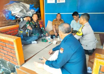 Sinirgitas TNI-POLRI Bhabinkamtibmas Bersama Babinsa Kelurahan Tipar Sambang Warga Binaannya