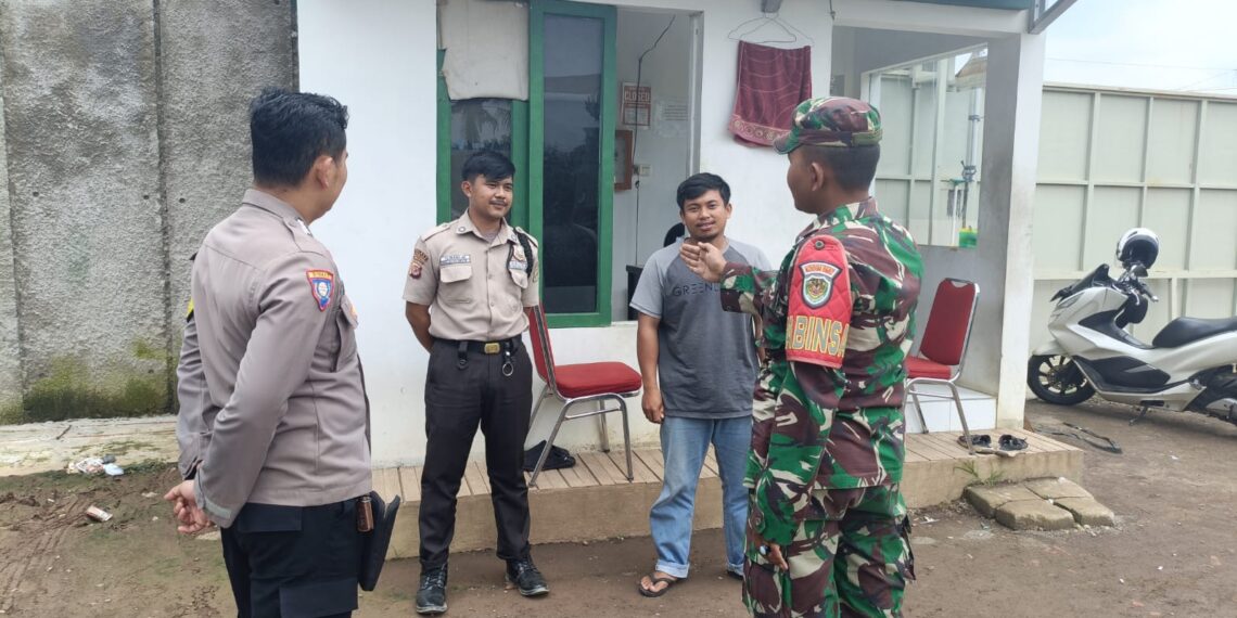 Cegah Aksi Kejahatan, Anggota Bhabinkamtibmas Berikan Imbauan Kamtibmas Kepada Security