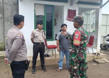 Cegah Aksi Kejahatan, Anggota Bhabinkamtibmas Berikan Imbauan Kamtibmas Kepada Security