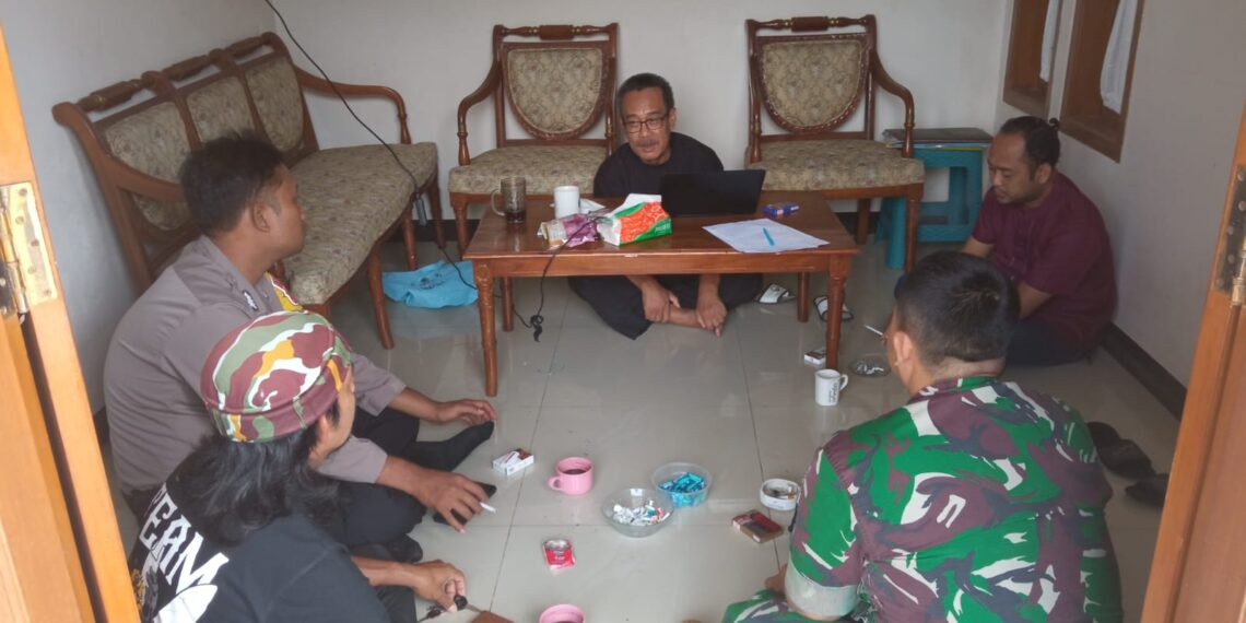 Bhabinkamtibmas Bersinergi dengan Babinsa Sambangi Warga Untuk Tingkatkan Harkamtibmas