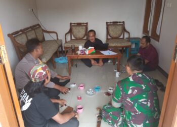Bhabinkamtibmas Bersinergi dengan Babinsa Sambangi Warga Untuk Tingkatkan Harkamtibmas