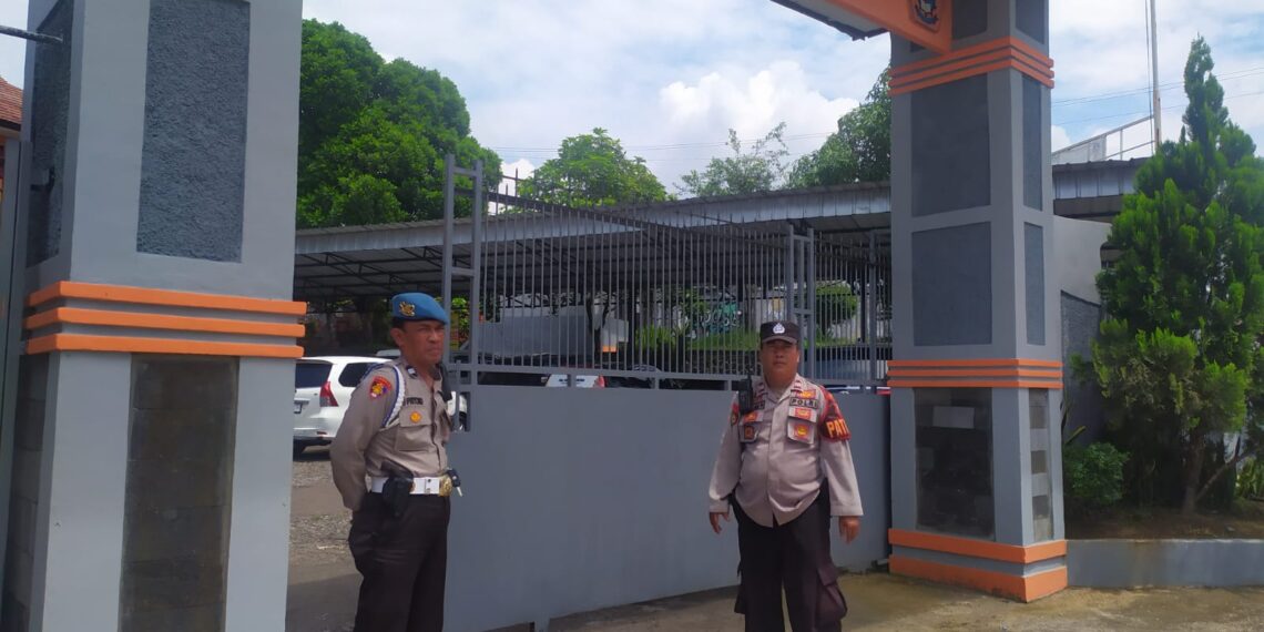Antisipasi Bubaran Anak Sekolah, Bhabinkamtibmas Polsek Lembursitu Lakukan Sambang dan Patroli
