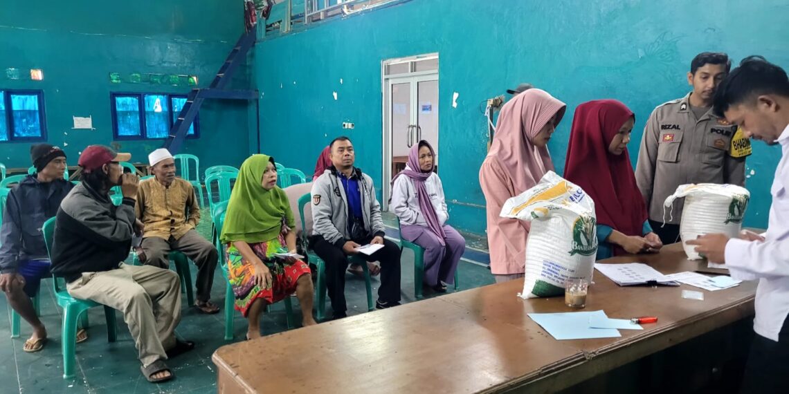 Bhabinkamtibmas Pangkep Monitoring Penyaluran Bantuan Pangan Beras