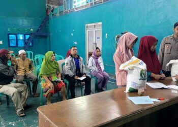 Bhabinkamtibmas Pangkep Monitoring Penyaluran Bantuan Pangan Beras
