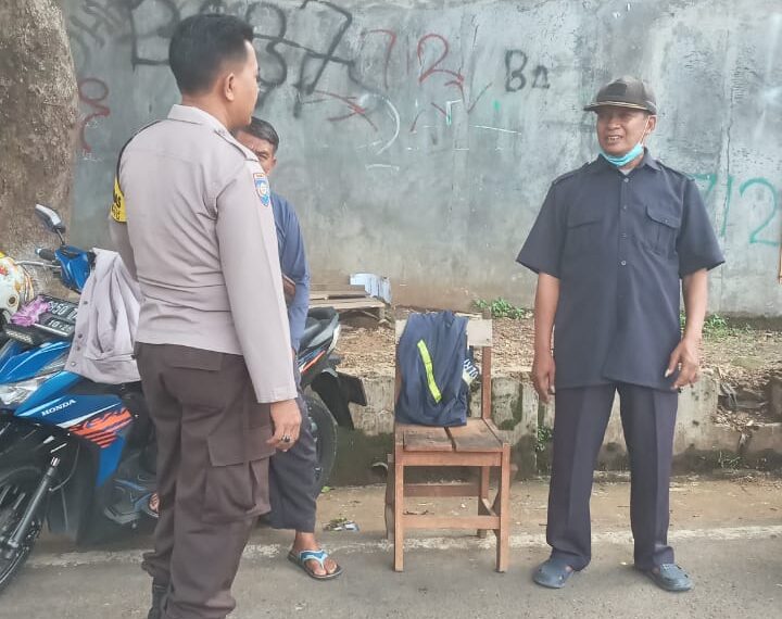 Sambangi Ojeg Pangkalan,Unit Patroli Polsek Lembursitu Beri Himbauan Kamtibmas