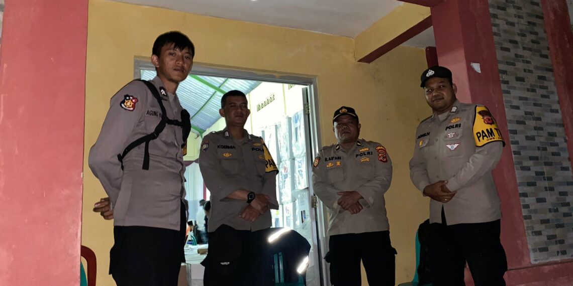 Personil Polsek Kadudampit Laksanakan Pengamanan Rapat Pleno Terbuka di PPK Kadudampit