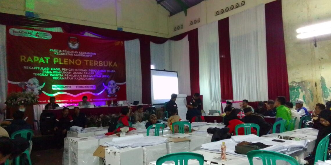 Rapat pleno terbuka PPK kecamatan Kadudampit telah selesai dilaksanakan, Personil Polsek Kadudampit Laksanakan Pengamanan