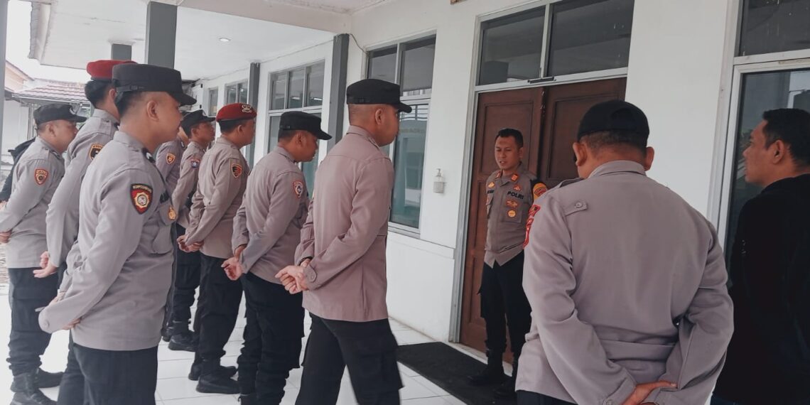 Apel Serah Terima Piket Pengamanan di Sekretariat GOR UNLIP Gudang Logistik Pemilu PPK Citamiang Kota Sukabumi