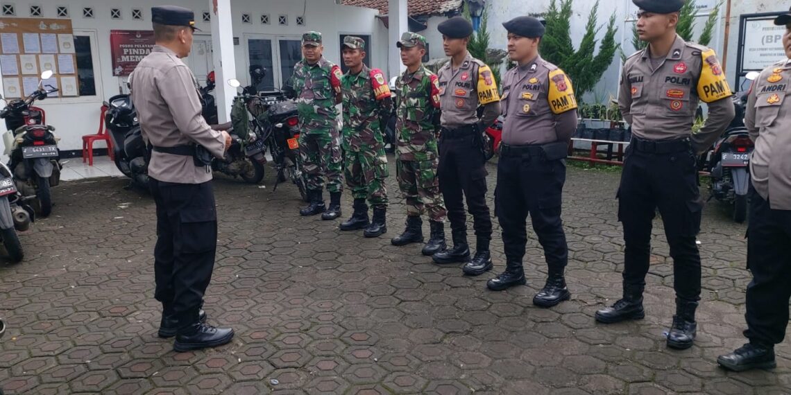 Personel Gabungan TNI POLRI Laksanakan Apel Kesiapan Pengamanan Sidang Pleno Rekapitulasi Perolehan Suara Pemilu 2024 Tingkat Kecamatan Cireunghas Di Hari Ke-3