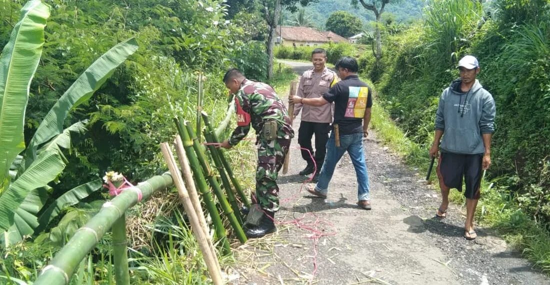 Cegah Bencana Susulan, Bhabinkamtibmas Polsek Sukaraja Datangi Lokasi Tanah Longsor