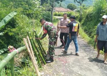 Cegah Bencana Susulan, Bhabinkamtibmas Polsek Sukaraja Datangi Lokasi Tanah Longsor
