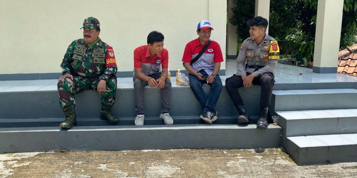 Sinergitas TNI-POLRI Bhabinkamtibmas Babinsa Kelurahan Citamiang melaksanakan sambang warga binaan.