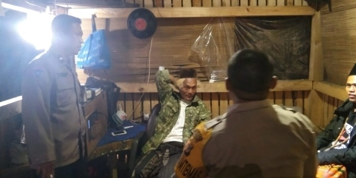 Demi Jaga Keamanan dan Ketertiban, Bhabinkamtibmas Polsek Sukaraja Cek Poskamling dan Imbau Warga Desa