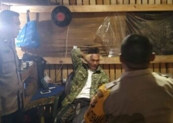 Demi Jaga Keamanan dan Ketertiban, Bhabinkamtibmas Polsek Sukaraja Cek Poskamling dan Imbau Warga Desa