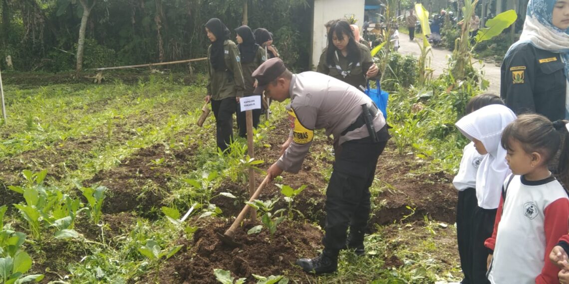 Bhabinkamtibmas Polsek Sukaraja Hadiri Pelaksanaan Kegiatan Penanaman Pohon